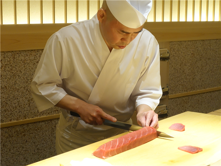 Mr Saito carving tuna